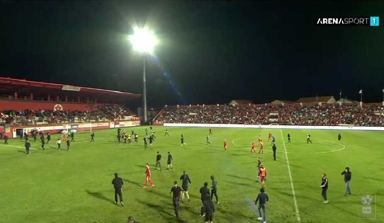 Prekinuta utakmica Borca i Veleža, navijači uletjeli na teren