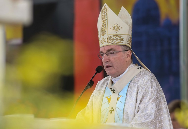 Bozanić: Molimo se za znanstvenike koji traže lijek, ali pouzdanje oslonimo na Boga
