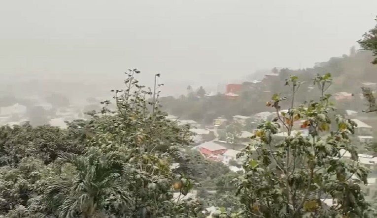 Velika erupcija vulkana na karipskom otoku, tisuće evakuirane, sve prekriveno pepelom