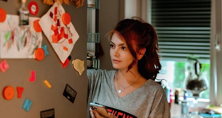 Ella pokazala moderno uređen dnevni boravak, pozornost ukrao detalj posvećen Dinu