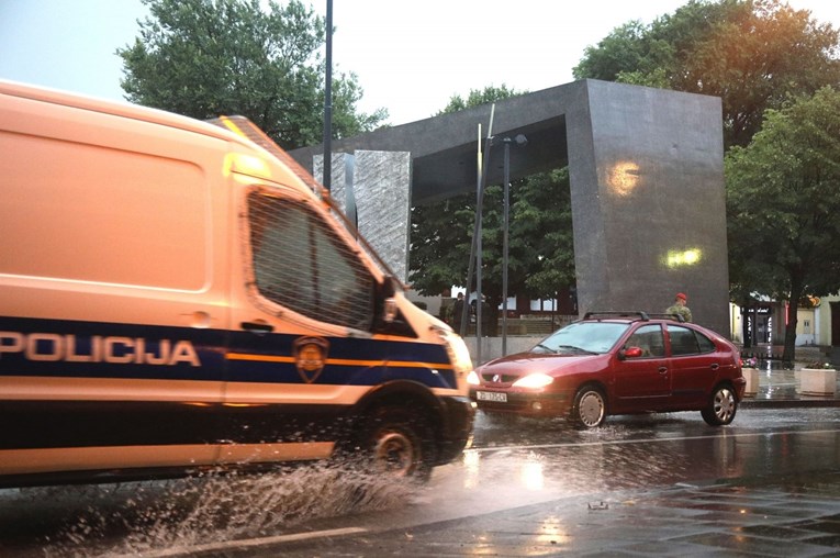 Nevrijeme stiglo u Hrvatsku: Uz grmljavinu i puno kiše, moguće tuča i pijavice