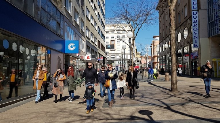 Prekrasan dan u Zagrebu. Sunce je, grad pun ljudi