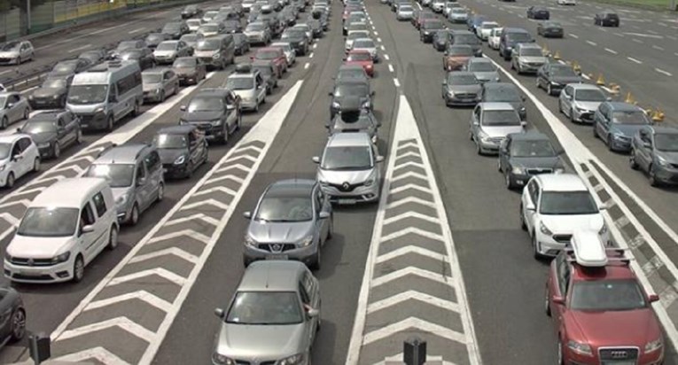 Kilometarske kolone sve veće, na granicama se čeka satima, nesreće na A1 i A3