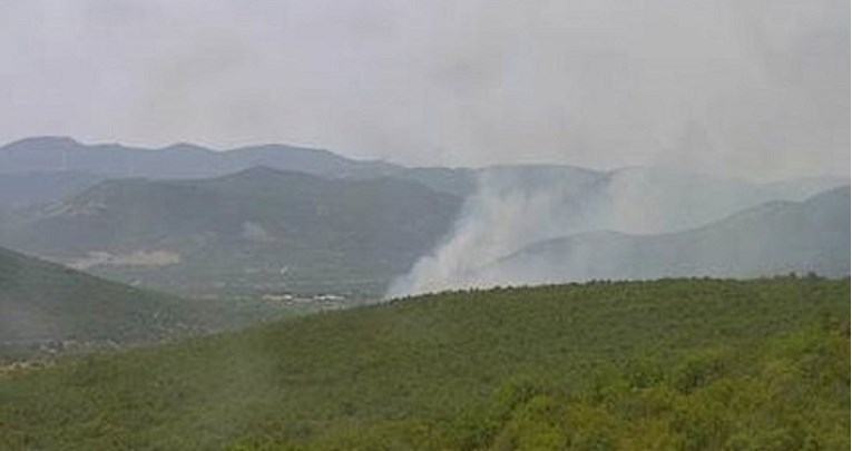 Požar kod Šibenika, u gašenju sudjeluje 14 vatrogasaca