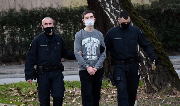 FOTO Priveden mladić osumnjičen da je sjekirom ubio oca kod Slavonskog Broda