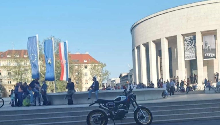 FOTO Hrpa ljudi kod zagrebačke Džamije pratila rušenje katedrale, nisu držali razmak