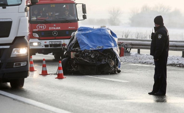 Detalji teške nesreće na A3: Vozač Passata jurio i zabio se u ralicu, poginuo je