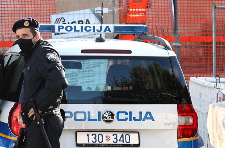 Djevojka s koronom pila u zatvorenom kafiću s prijateljima, zaraženi vozio poznanicu
