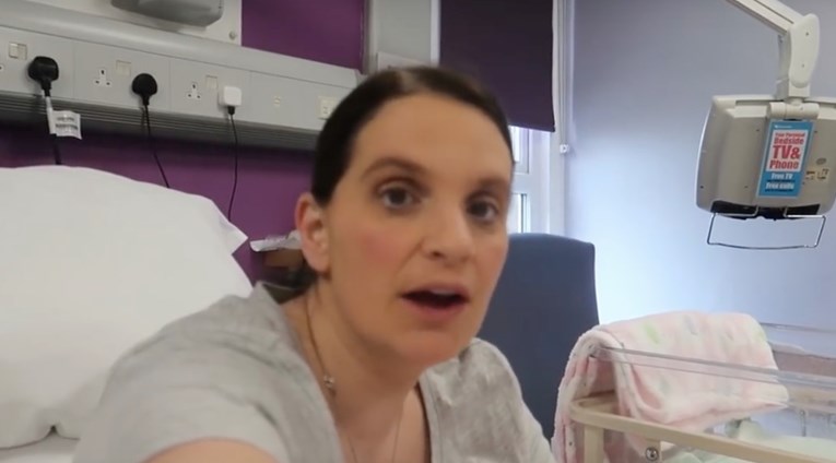 Supermama rodila 22. dijete, objavila je snimku iz bolnice i pokazala bebu