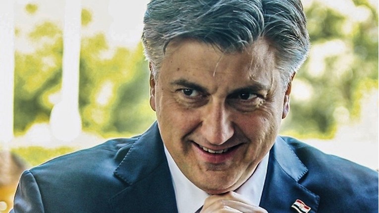 Što se dogodilo s najavljenim rezanjem plaća u javnom sektoru?