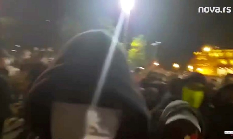 VIDEO Maskirani tipovi u Beogradu razbili glavu novinaru, ovo je trenutak napada