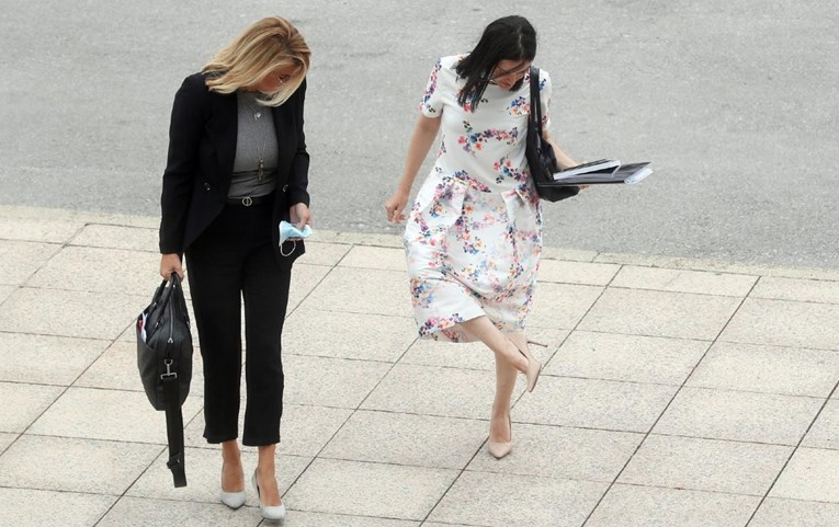 Nezgoda ministrice poljoprivrede dok je izlazila iz auta privukla pažnju fotografa