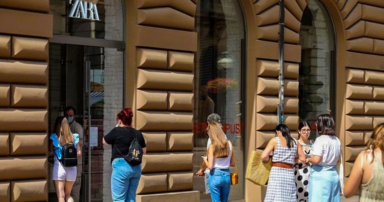 Počela sniženja, cure u Rijeci čekaju u redu ispred Zare na ogromnoj vrućini
