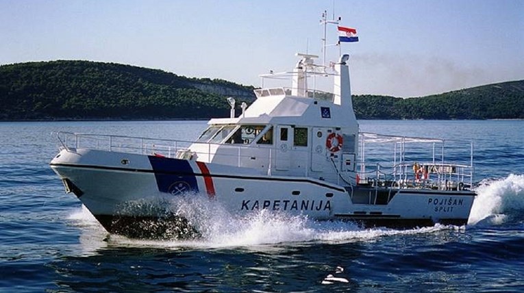 Talijanska jedrilica s deset osoba se iza ponoći pokvarila kod Visa, spašeni su