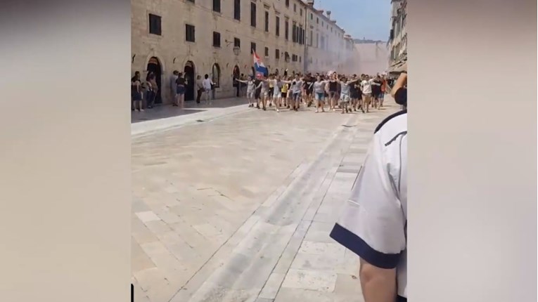 Maturanti na Stradunu urlali "Za dom spremni"