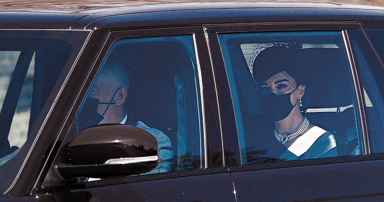 Kate i William među prvima stigli na sprovod, njena ogrlica privukla pažnju