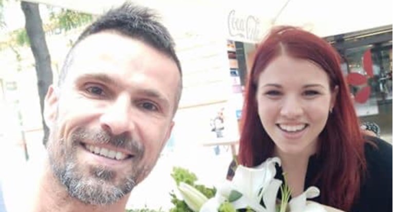 Omiljeni profesor upoznao djevojku kojoj su njegove instrukcije pomogle da diplomira