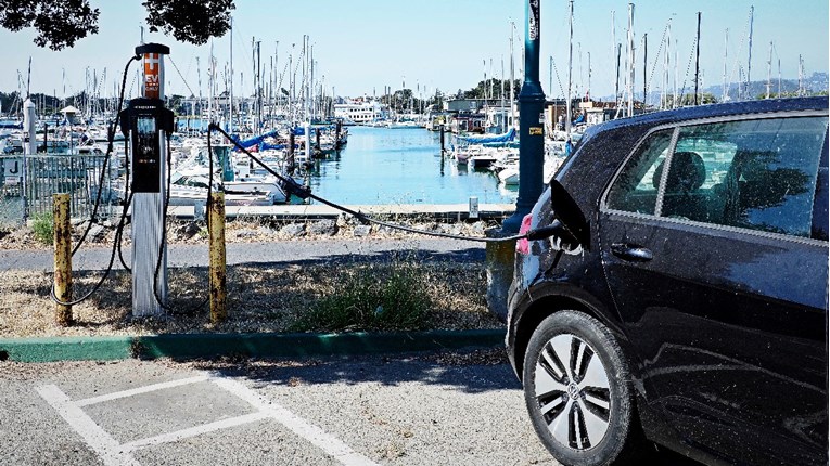 Šef BMW-a: Brojne EU zemlje nemaju mrežu punionica za električne automobile