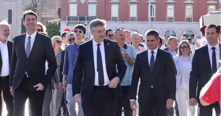 VIDEO Plenković s Vicom i Đogašem prošetao rivom. Vikali mu "Plenki, Plenki!"