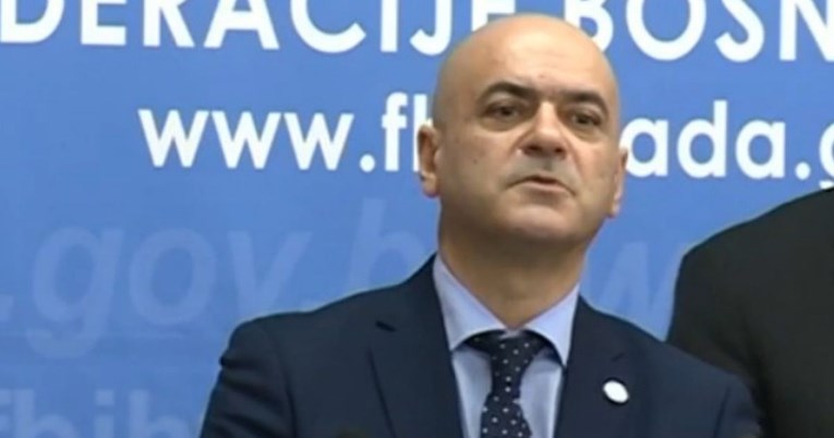 Čelnik zdravstva BiH o zabrani zastave s ljiljanima: Time se raspršuje koronavirus