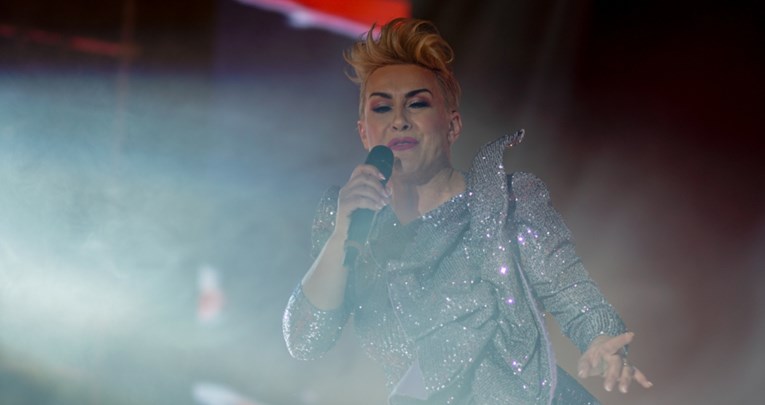 Indira Levak pokazala mišićave noge u opasno kratkoj haljini