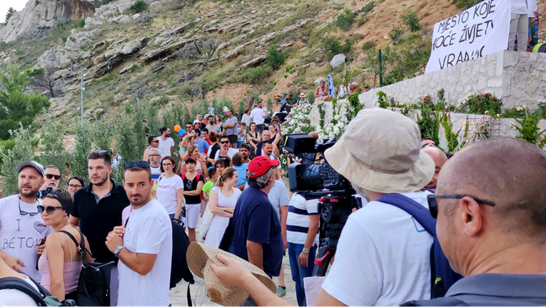 Prosvjed na Vruji: Tražimo hitan opoziv predsjednika Milanovića i da mu se sudi