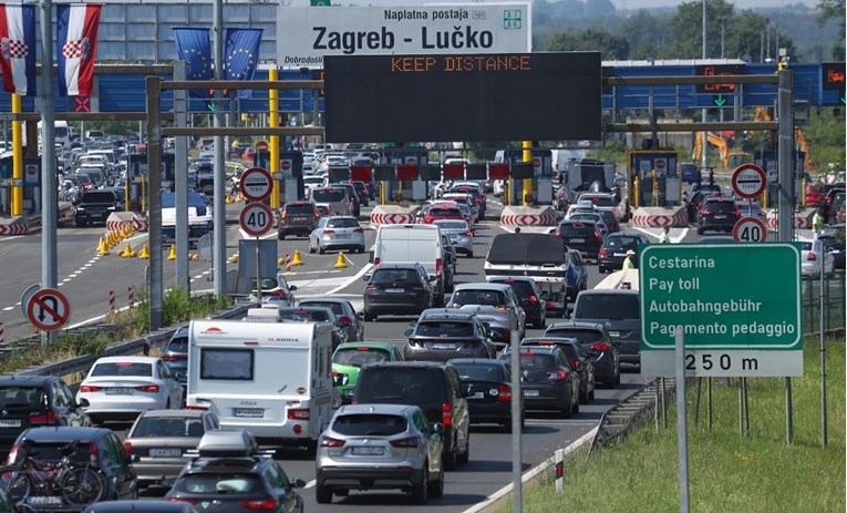 VIDEO Gužve i kilometarske kolone prema moru: "Više stojimo nego što se krećemo"