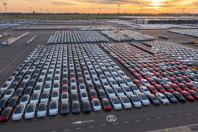 Zbog sankcija stoji zarobljeno više od 8000 luksuznih automobila