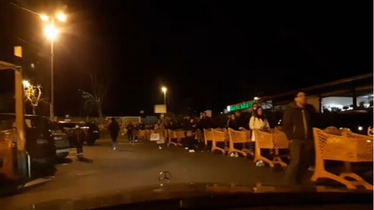 VIDEO Kaos u Italiji, ljudi cijelu noć čekali u redovima za trgovinu