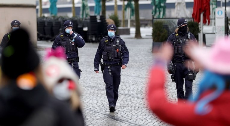Düsseldorf zabranio zadržavanje na jednom mjestu. "Jesti možete samo dok šetate"
