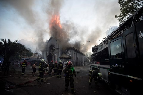 Prosvjednici u Čileu spalili crkve jer podržavaju neoliberalnu ideologiju 9c51247e-2fd4-4982-9ef9-4cf02ffec7a7
