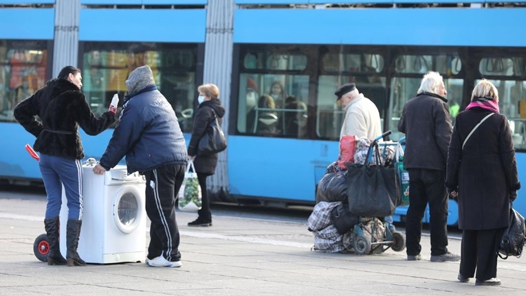 Par privukao pažnju na Trgu bana Jelačića, pogledajte što su prevozili tramvajem