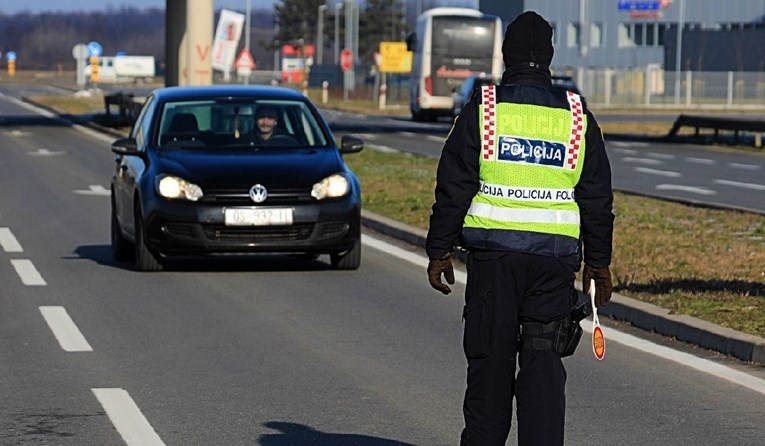 Ukrajinac htio pregaziti policajca u mjestu Gvozd pa sletio autom u jarak