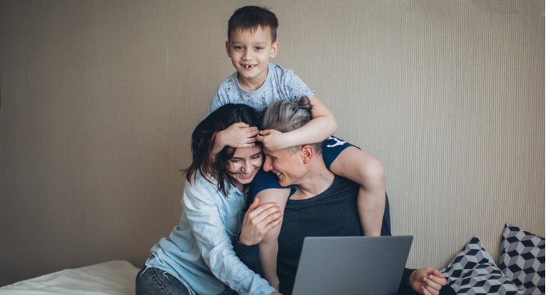 Majke s djecom tjedno odrade 65 neplaćenih radnih sati, trećinu više nego očevi
