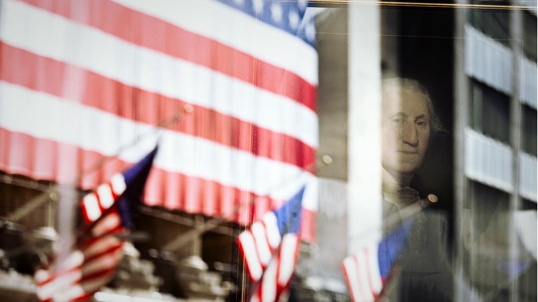 Wall Street skliznuo s rekordnih razina zbog političke nesigurnosti u SAD-u