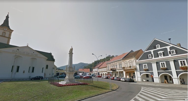 Autobus na trgu u Požegi udario u građevinsku skelu, nema ozlijeđenih