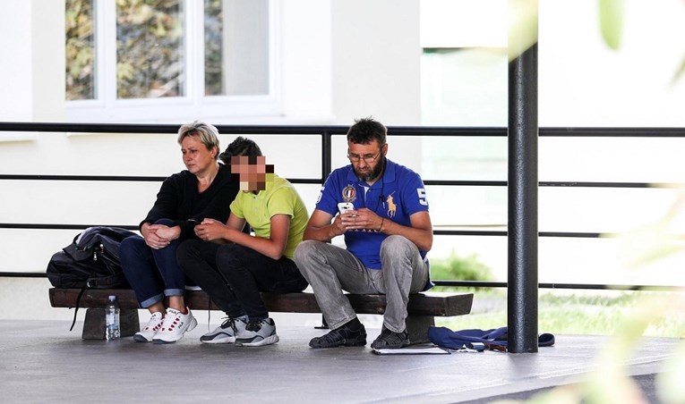 Dijete je zbog roditelja danima pred školom umjesto u školi: "Pravila su ista za sve"