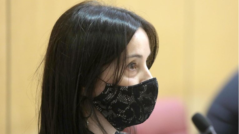 Jedni u saboru nose čipku, drugi vojne simbole, a neki i dalje ne znaju staviti masku