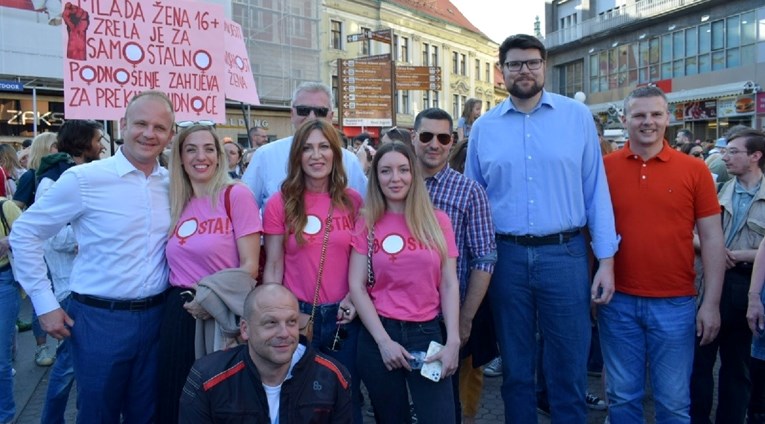 FOTO Na prosvjedu u Zagrebu bili i SDP-ovci: "Čekamo tramvaj za prava žena"