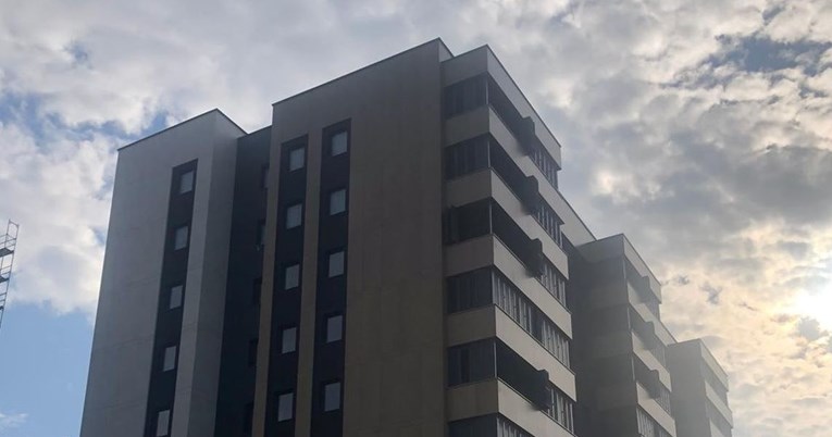 Mačka zapela na krovu zgrade u izgradnji, zaštitar ne dopušta Dumovcu da je spase