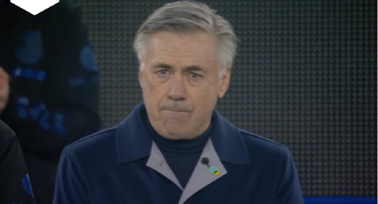 Suze u očima Carla Ancelottija tijekom minute šutnje za Maradonu