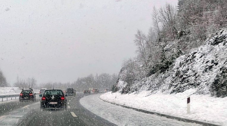 Nesreća na autocesti A6 kod Delnica, vozi se jednim prometnim trakom
