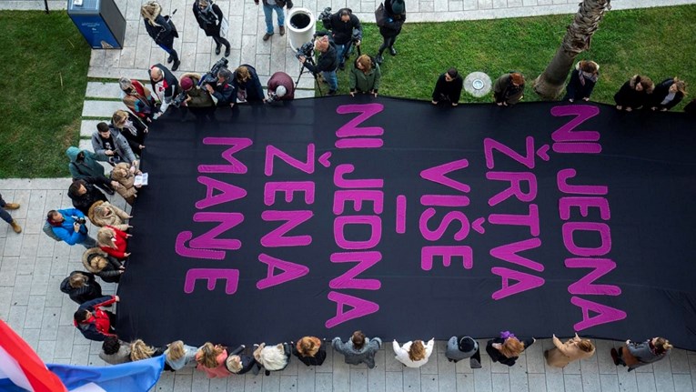 VIDEO Splitska udruga ispred gradske uprave razvila crnu zastavu zbog ubojstva žene