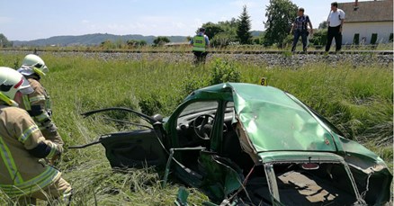 STRAVA KOD VIROVITICE Vlak na prijelazu bez rampe naletio na auto, samljeo ga je