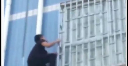 "Kineski Spiderman" popeo se na zgradu i spasio dijete koje je visjelo s balkona