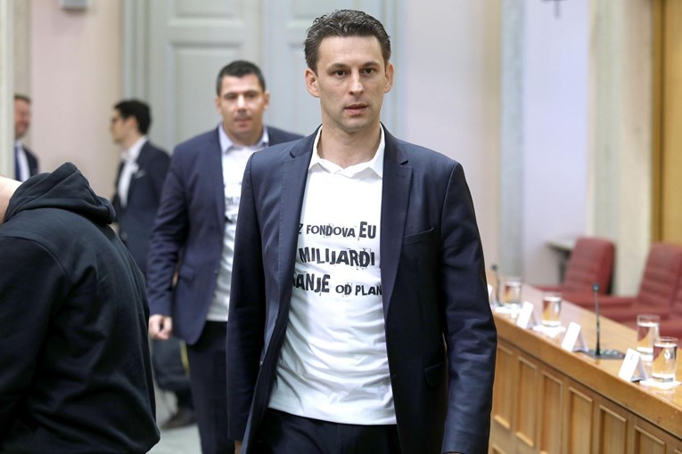 FOTO Pogledajte s kakvim su majicama mostovci došli u sabor