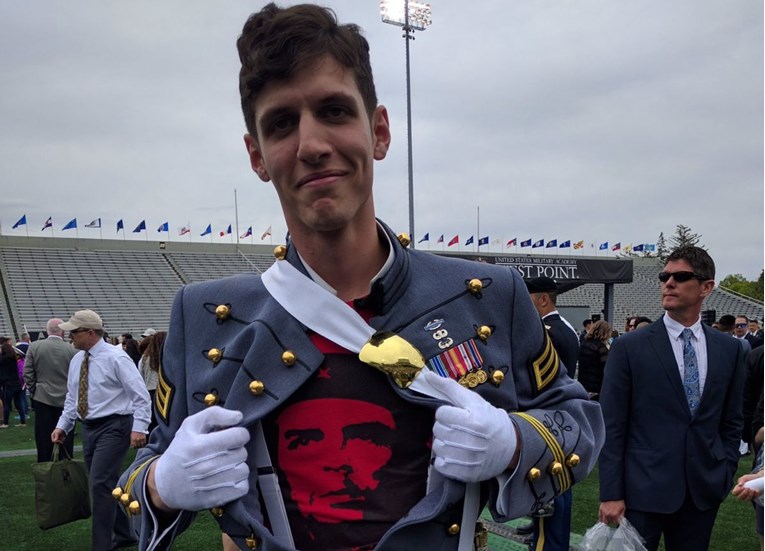 "Kadet komunjara" otpušten iz američke vojske, slika govori zašto