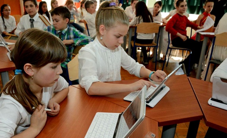 Sjećate se tableta za školarce? Otac učenika opisao kako to izgleda u praksi