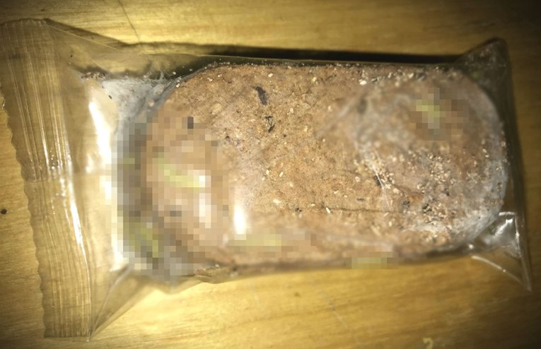 UZNEMIRUJUĆE Vinkovčanin u pakiranju keksa pronašao žive crve, pogledajte snimku