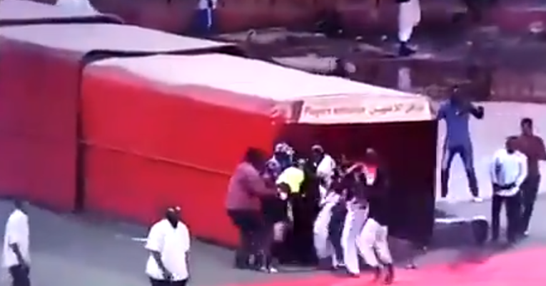 VIDEO Navijači u Sudanu utrčali na teren i pretukli suce